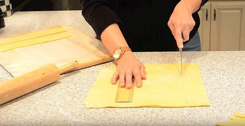 Нарезаем тесто для лазаньи