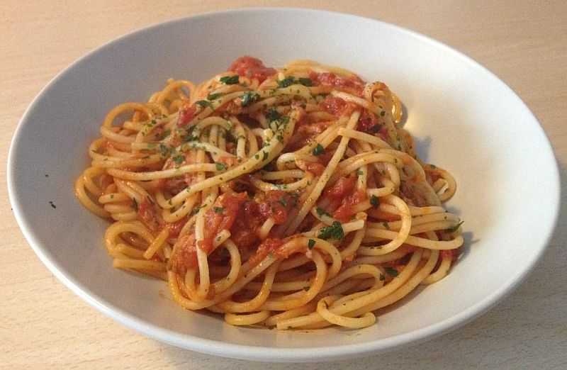 Спагетти с соусом из тунца