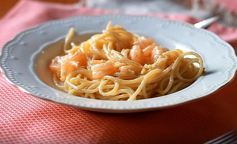 Спагетти с креветками и сливками