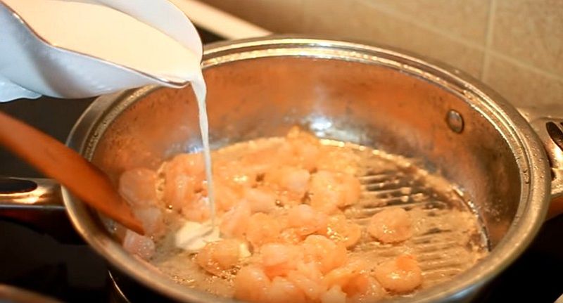 Способ приготовления спагетти с креветками и сливками
